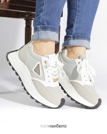 Tennis Grises con suela Blanca y Negra