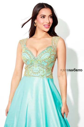 Vestido largo con pedrería en los tirantes