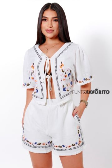 Conjunto de dama con flores bordadas